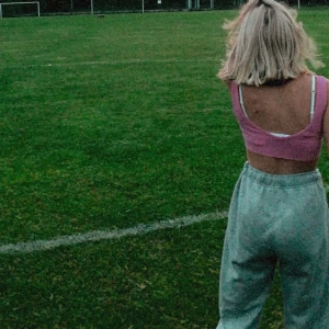 Champion mjukisbyxor - Säljer dessa gråa mjukisbyxor från champion. Hör av er för bättre bilder. Frakt tillkommer🧡