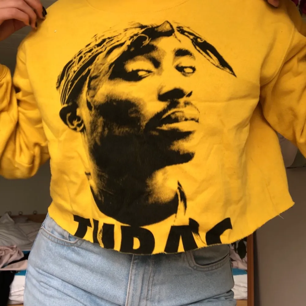 Gul Tupac tröja köpt i Macau 🇲🇴 den är avklippta och i fint skick. 150kr. Tröjor & Koftor.