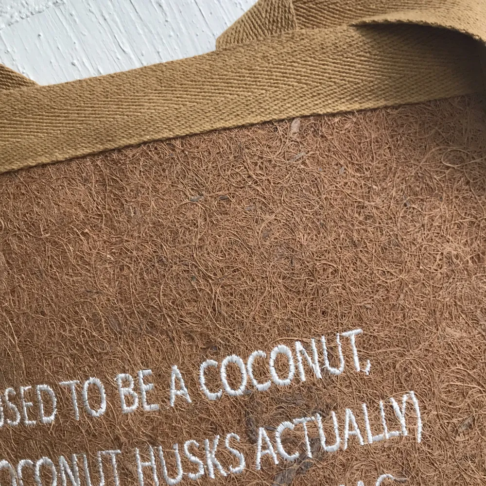 En superfin slitstark axelväska gjort utav äkta kokos från TBS. Tjocka tåliga axelband, mycket får även plats i väskan och den går även att använda som en sittdyna utomhus! Nyskick, både snygg och miljövänlig! . Väskor.