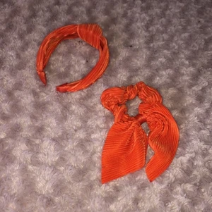 Diadem + Scrunchie - Fick i present men har aldrig använt, köpta från Kappahl. En för 40 kr, båda för 70. Kan mötas upp eller frakta, men köparen står för frakt♥️