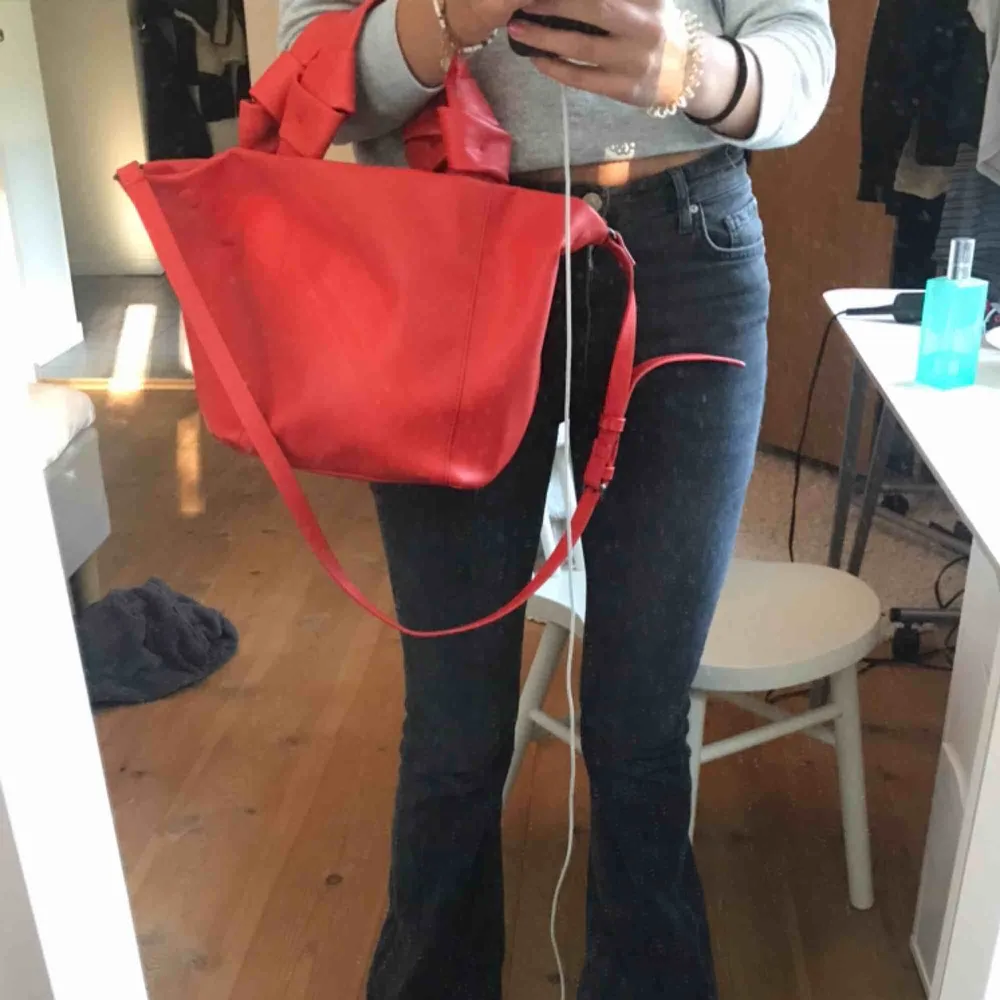 Snygg rödorange oanvänd väska från zara. Väskor.
