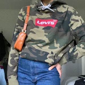 levis hoodie  - en väldigt cool militär levis hoodie som passar XS-M beroende på hur du vill att den sitter 💕 såhär ser den ut på M