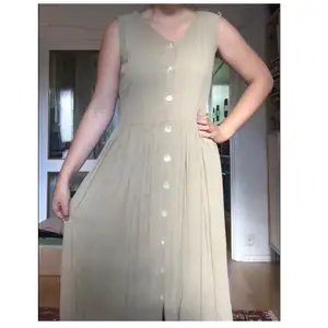 Säljer nu denna ljuvliga vintageklänningen med plisserad kjol och pärlemorknappar då jag använder den alldeles för sällan. Den är i fint skick, skriv om du vill se fler bilder ❤