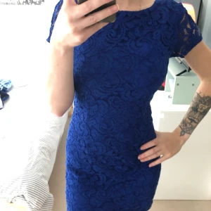 Royal blue cocktail dress  - Very pretty dress. Nice details. (5out of 5 points) 