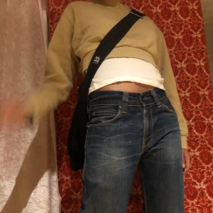 Sweatis  - Beige magtröja, bra skick, mjukt material inuti! Tycker om tröjan men den används tyvärr för lite 🙀 nypris ca 300kr 