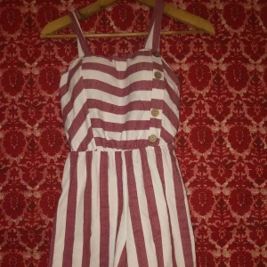 Byxdress  - Byxdress med shorts ben, rött är lika sött som du i denna 🥰 nästan helt oanvänd. 