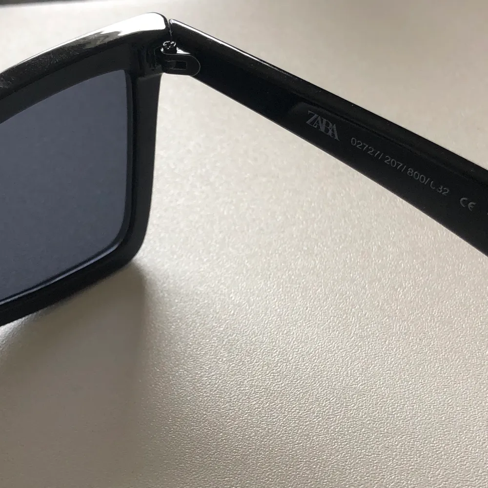 trendiga solglasögon från Zara 💘 knappt använda, så i mycket gott skick! . Accessoarer.