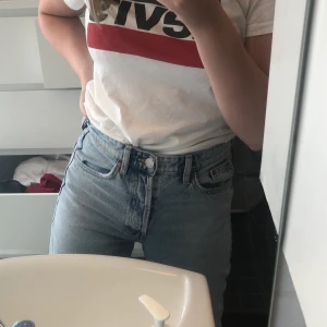 Supersnygga jeans från zara - Nästan aldrig använda!! Super bra skick🥰🥰 frakten ingår👌🏻☺️