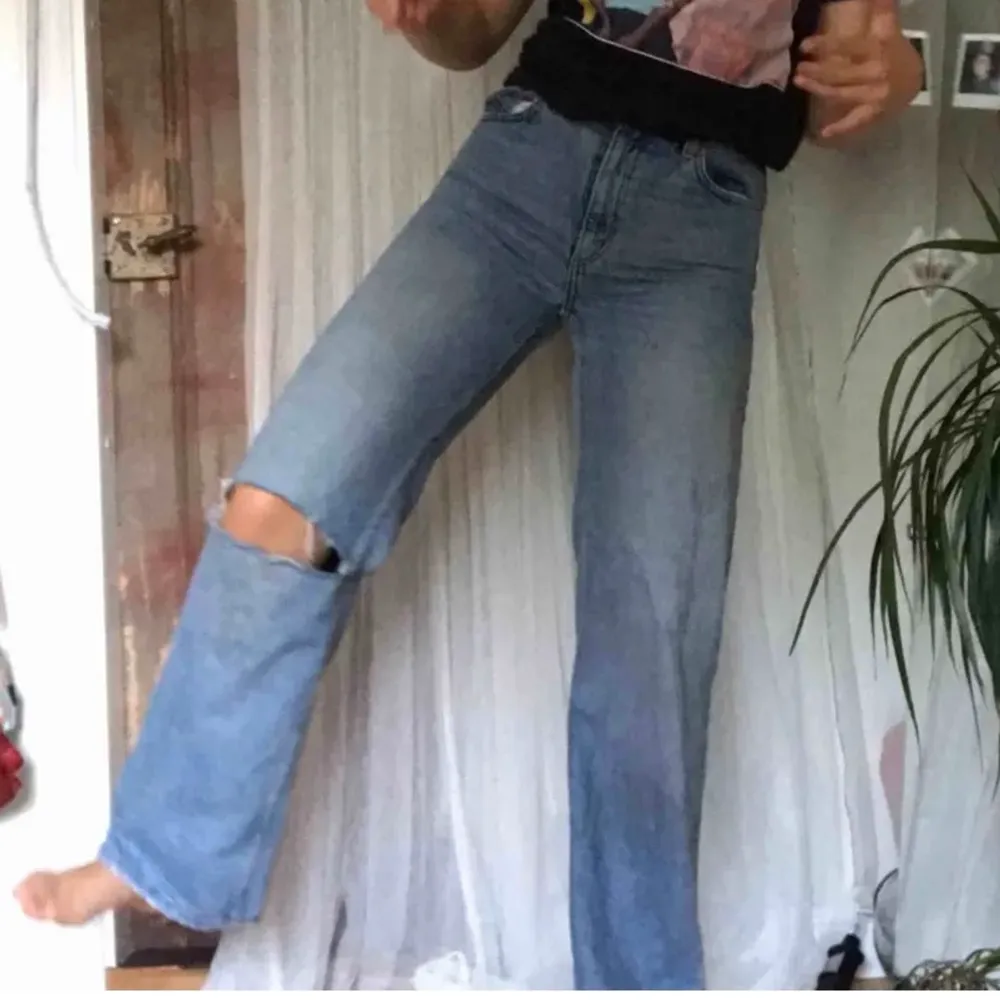 säljer dessa yoko jeans från monki! köpt här på plick men passar inte mig tyvärr! hålet är klippt av förra säljaren. (bilderna tillhör förra säljaren) . Jeans & Byxor.