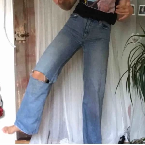 yoko jeans - säljer dessa yoko jeans från monki! köpt här på plick men passar inte mig tyvärr! hålet är klippt av förra säljaren. (bilderna tillhör förra säljaren) 