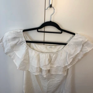 Off shoulder  - En off shoulder T-shirt från hm aldrig använt.storlek L men passar mer som M. Kan mötas up i Stockholm eller fraktas men köparen står för frakten.