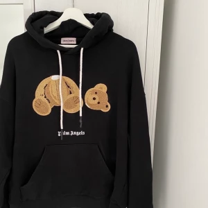 Palm Angels hoodie - Mycket bra skick, använd fåtal ggr. Unisex. Storlek XL men skulle säga den är perfekt oversize på mig som normalt är 38/40. Sitter även bra på killar<3 UNISEX