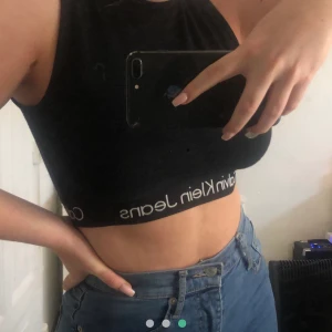 Calvin Klein Topp - Supersnygg topp ifrån Calvin Klein som är använt någon enstaka gång, frakt tillkommer 🥰
