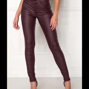 Skinnbyxor  - SPLITTERNYA vinröda skinnbyxor jag köpte för 289kr dessa säljer jag vidare 149kr, köparen står för frakt!!💓