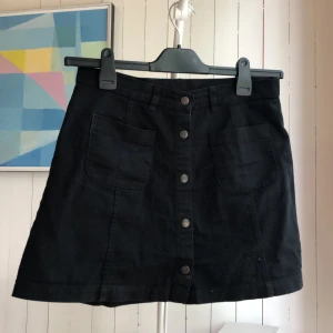 Svart monki jeanskjol  - Söt jeanskjol med knappar hela vägen ner och två fickor framtill. Stl 38🖤