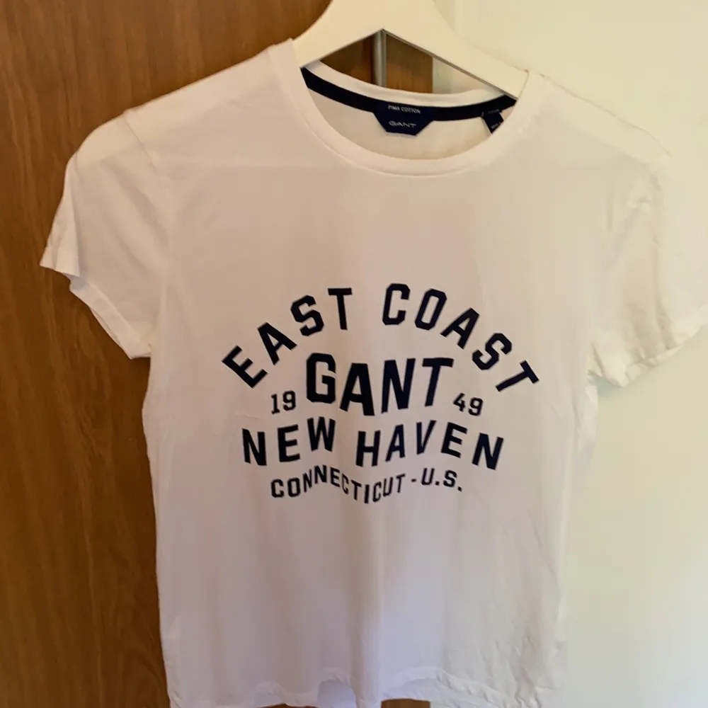 Säljer en vit Gant T shirt. Använd 1 gång. Kan mötas upp. . T-shirts.