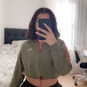 Fila magtröja- röd militärgrön  - Använd max 2 ggr, i super skick. Extremt skönt material, passar t träning, eller luftigare hoodie för sommars/hösten. 