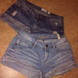 Jeans shorts i olika nyanser. 