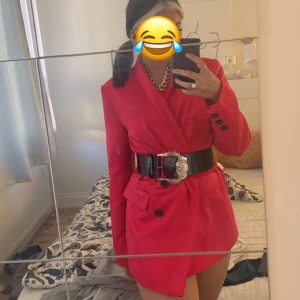 Kavaj - Säljer min fina kavaj, som är snygg både med skärp och utan:) 