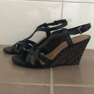 Kilklacksskor  - Kilklacksskor i storlek 39. Svart/brun. Klackhöjd ca 9cm. Plus frakt 66kr