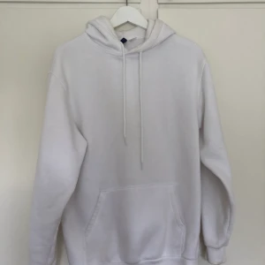 Vit Hoodie - Basic och snygg hoodie från HM som passar bra både vardags och mys! 🦋 Använd 2 ggr, fint skick! Passar en S och XS.  Om ni har frågor eller funderingar så hör av er!  Frakt tillkommer! 