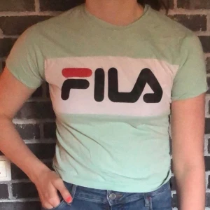Fila t-shirt  - Köpt ifrån Madlady för ett tag sedan, endast använd några gånger :) Kan mötas upp eller frakta, meb köparen står för frakten♥️ Pris kan diskuteras! 