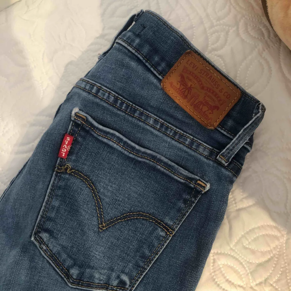 Super fina jeans från Levis, super strech jätte bekväma , knappt använda pga fel storlek. . Jeans & Byxor.