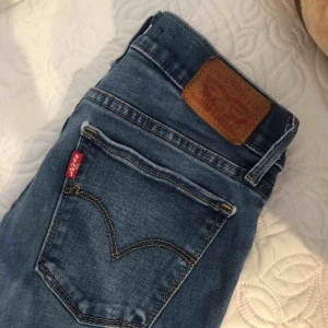  - Super fina jeans från Levis, super strech jätte bekväma , knappt använda pga fel storlek. 