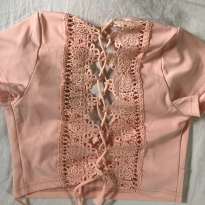  - Jättefin topp med snörad rygg. Aldrig använd! Frakt tillkommer. 