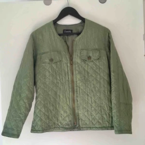  - Grön jacka inköpt second hand. Fint skick.