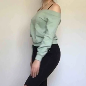  - pastellgrön off the shoulder top. storlek XS men passar även S. oanvänd. fraktkostnad tillkommer 🕷