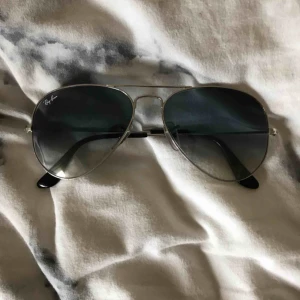  - Säljer dessa rayban glasögon. Har ingen användning för de så därför säljs de. Säljer de billigt då jag vill bli av med de så fort som möjligt. Kan frakta eller mötas upp :) 