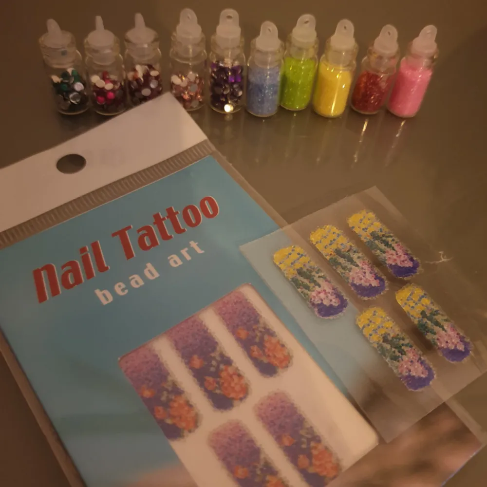 För dig som vill fixa fina naglar är detta kit perfekt! Allt för endast 40 kr! Olika glitter, små stenar och nail tattoo! 🌸. Övrigt.