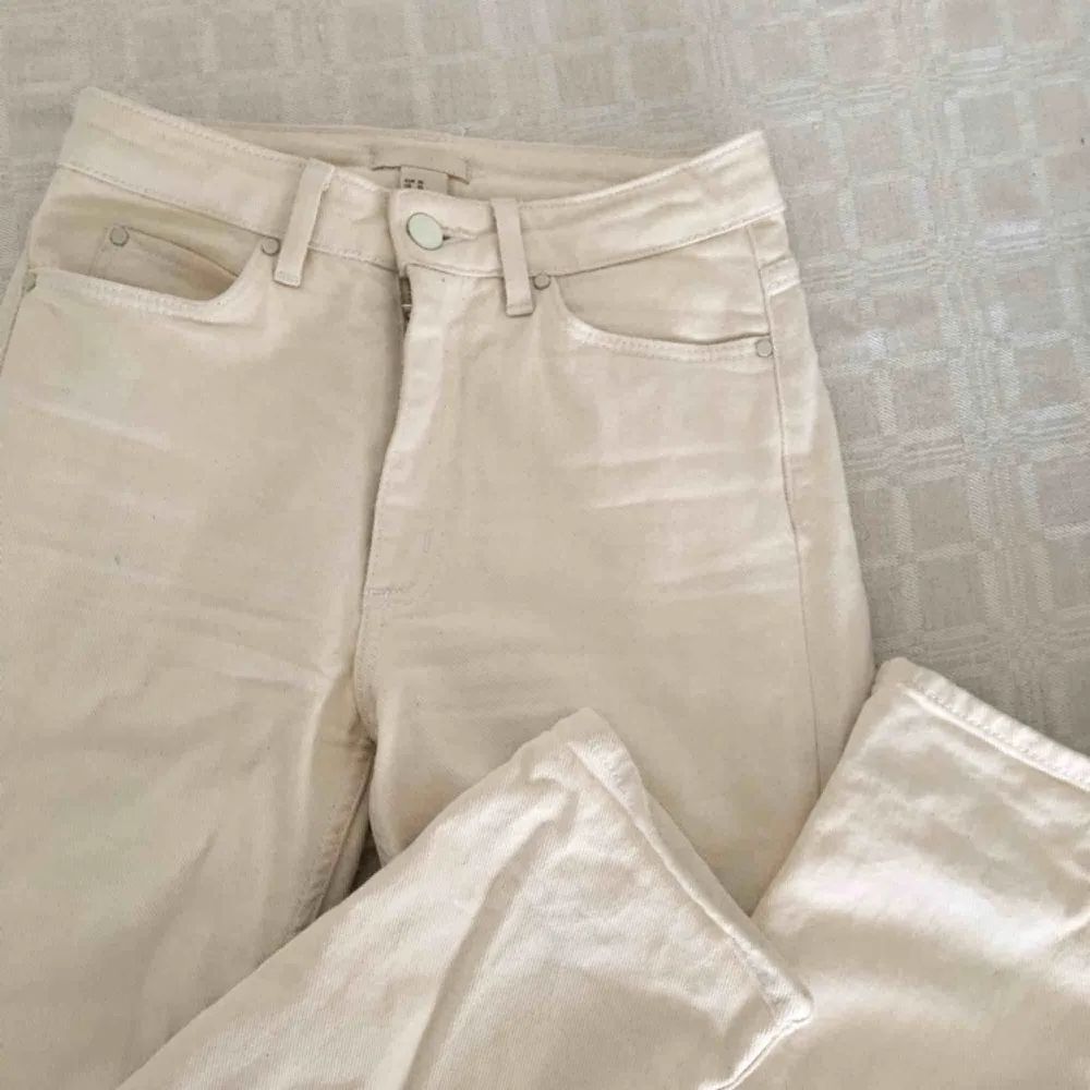 Superfina krämvita jeans från HM trend. Bra kvalité och väldigt mjuka. Tighta med en rak modell. Högmidjade.. Jeans & Byxor.