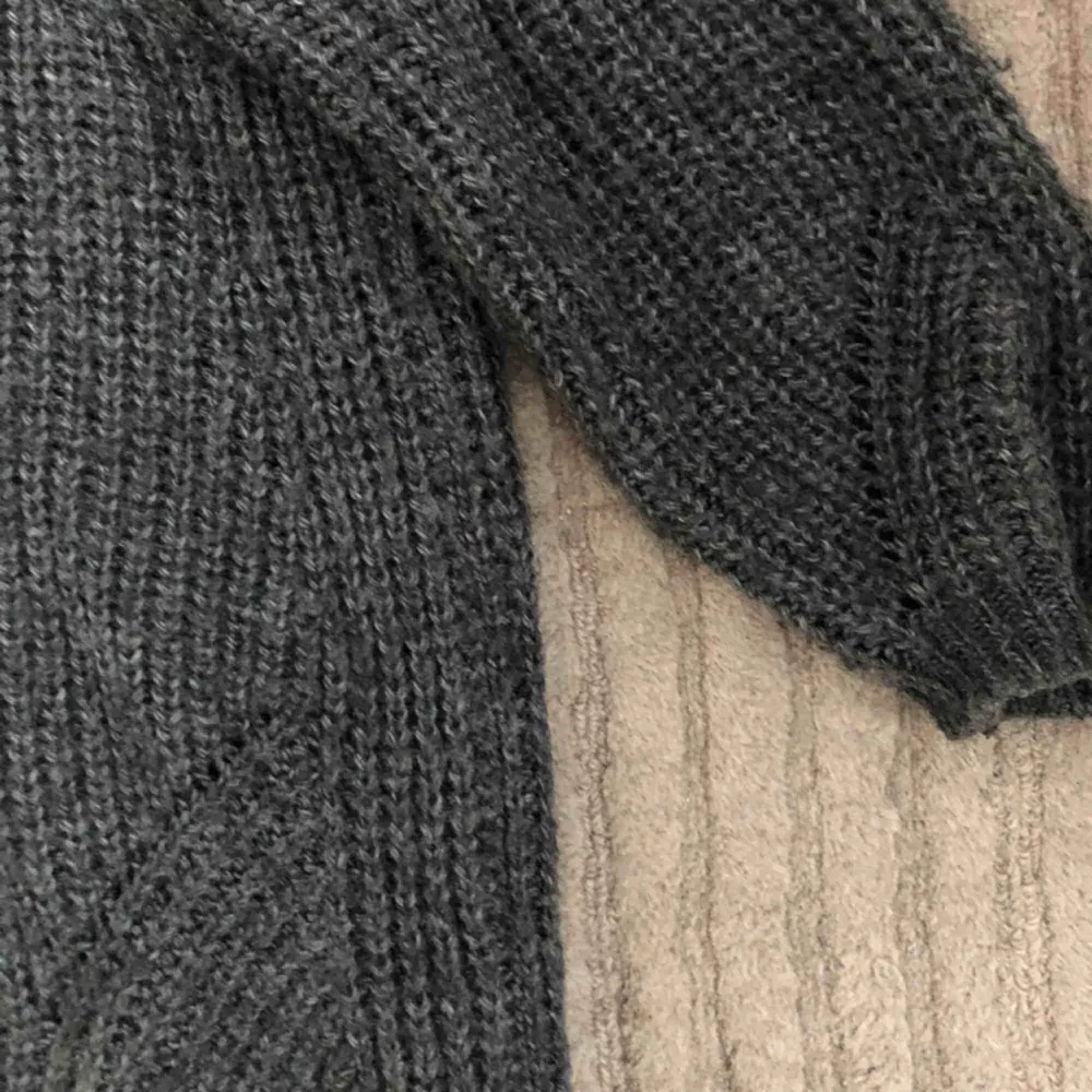 Skön tjocktröja från Zara knit som varit en favorit länge. Den är i bra skick, super bekväm och passar både XS(då jag är det) och S. . Stickat.
