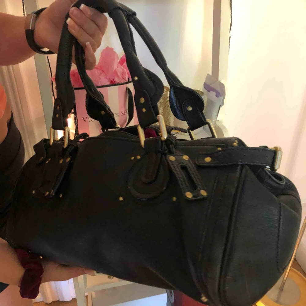 Handväska från Chloé i modellen Paddington black. Köptes i Frankrike sommaren 2016, därav några små slitningar på handtagen, men väskan är förövrigt i bra skick. Den köptes för 4999kr och mitt pris är 2450 men det går att diskutera! . Accessoarer.