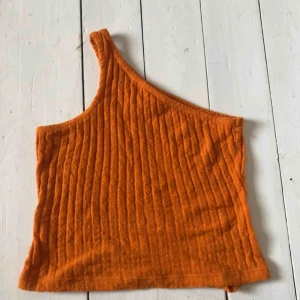  - Snyggt linne från Weekday som är använt ett par gånger! Bara frakt kostnad!