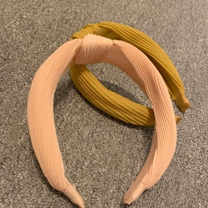  - Säljer två fina diadem, ❌DET ROSA ÄR SÅLD❌köpta på gintricot! Nypris 60 kr st. Säljer det för 15 kronor med 18 kronor frakt💕💕