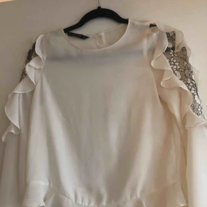  - Fin vit blus med spetsdetaljer från Zara Basic 💛