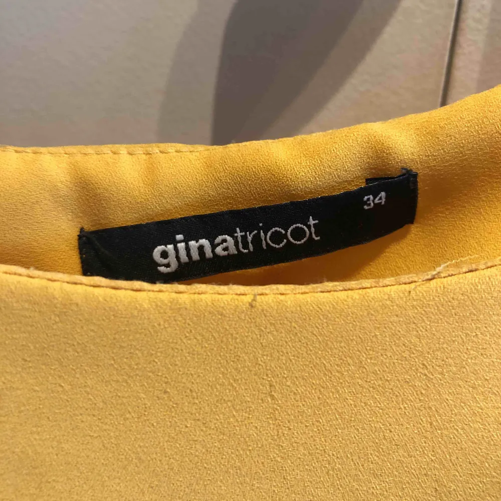 Gul blus från Ginatricot Priset är inklusive frakt . Blusar.