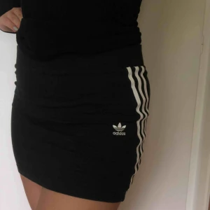  - Kort kjol från adidas, fint skick! Frakt tillkommer 