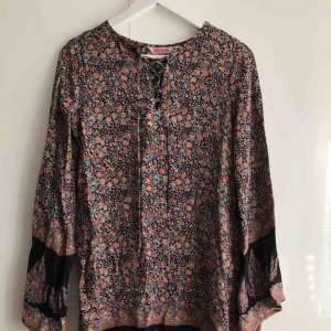  - En fin klänning från indiska som aldrig kommit till användning.  Frakt tillkommer   Originalpris 500kr Mitt pris: 120kr 