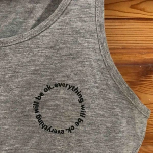  - Grått linne från Monki, använt ett fåtal gånger.