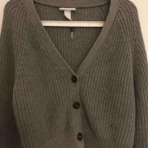  - Kofta ifrån Monki i storlek S 