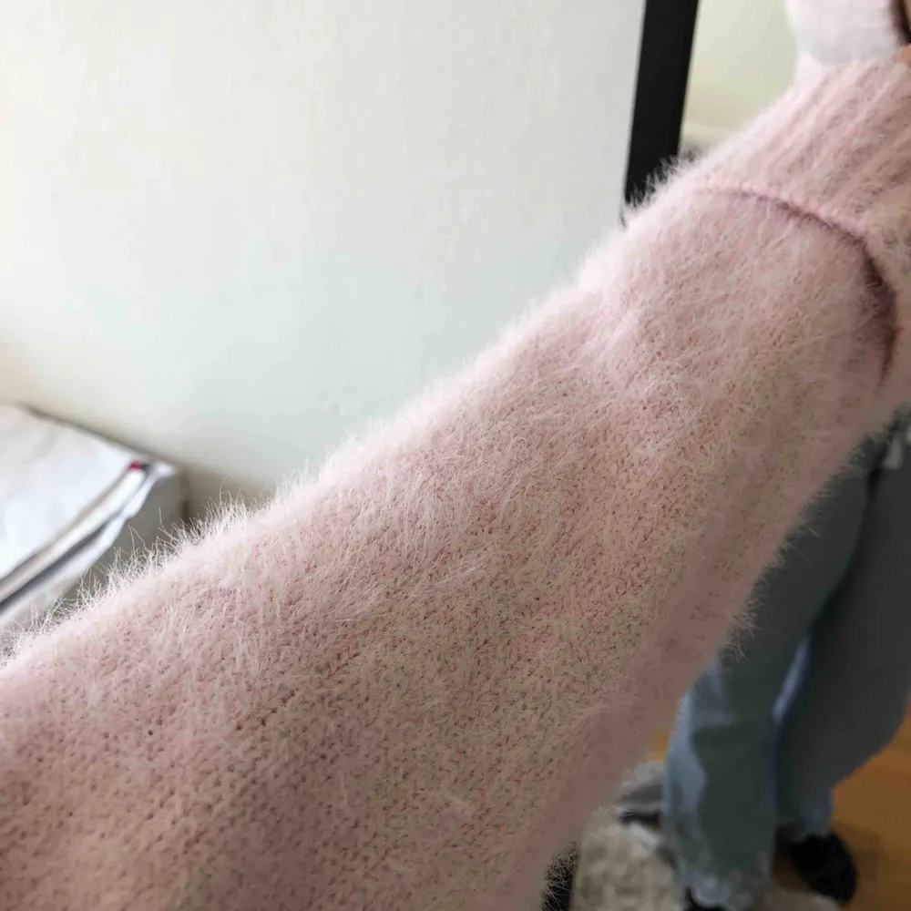 Denhär rosa tröjan från Bershka är super mysig, mjuk och skitsnygg. Den är i storlek XS.  Orginalpris: 299kr Säljs för: 70kr. Tröjor & Koftor.