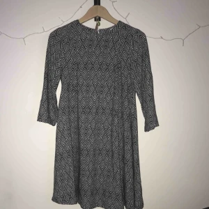  - Söt kort klänning från HM. Aldrig använd. Slutar strax ovanför knäna med trekvarts-ärmar. Snyggt med ett bälte i midjan!👍