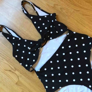  - Söt baddräkt med prickar. Ser nästan ut som bikini med hög underdel och topp men sitter ihop som en vanlig baddräkt på baksidan. Frakt ingår 🥰