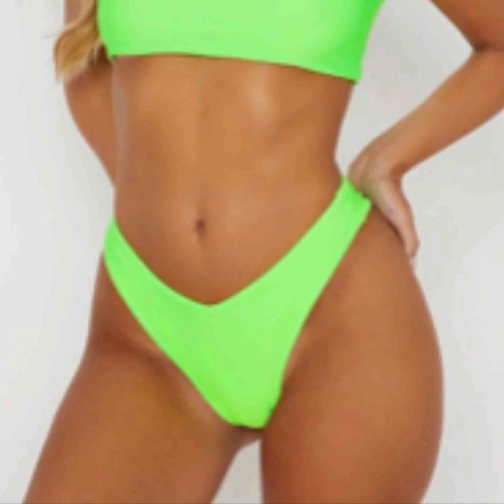 Neon grön string bikini från Pretty little things. Egna bilder går att fås vid intresse 💗. Övrigt.