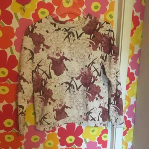  - Crewneck i superfint mönster. Använd men bra skick. 