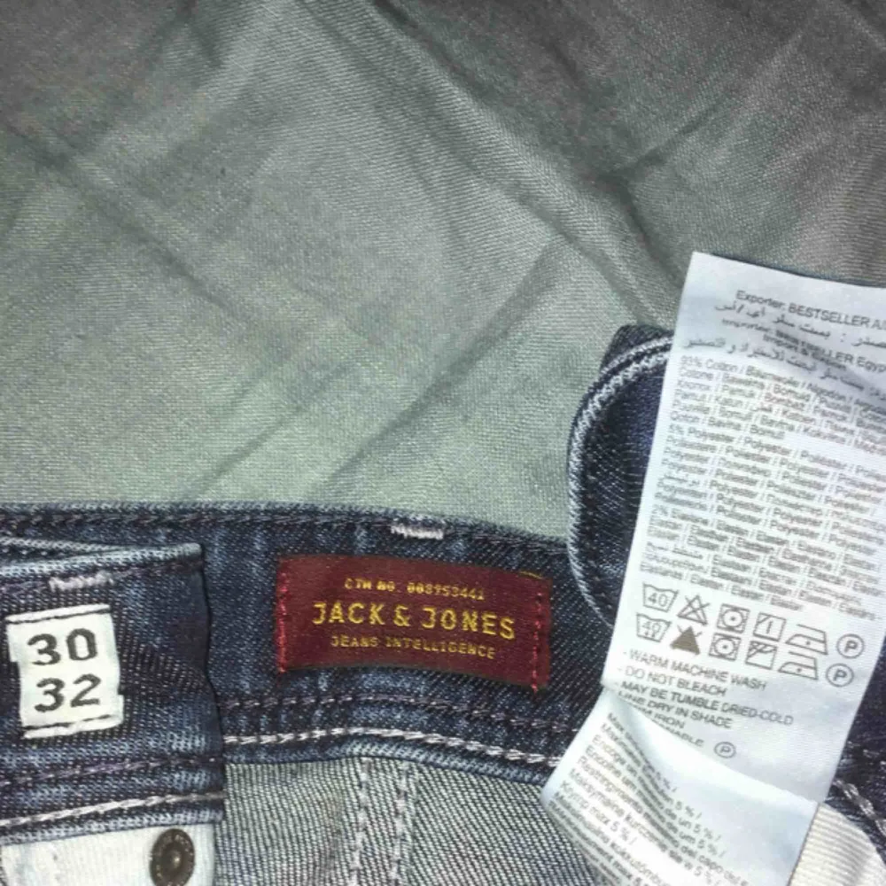 Jeans i bra skick sällan använda. Köpta på Jack and Jones för minst 500kr.. Jeans & Byxor.